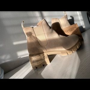 NWT Steve Madden suede boots